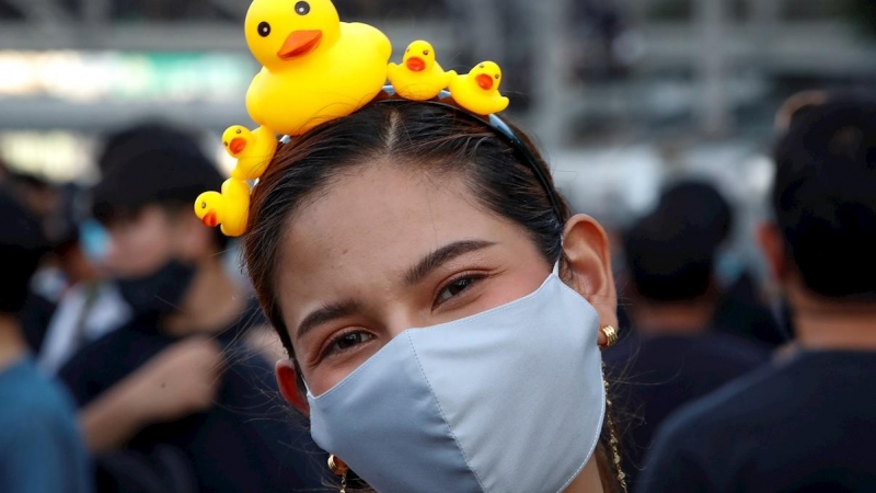 Una mujer con mascarilla y una diadema de patos de goma participa en una manifestación antigubernamental, este miércoles en Bangkok (Tailandia).