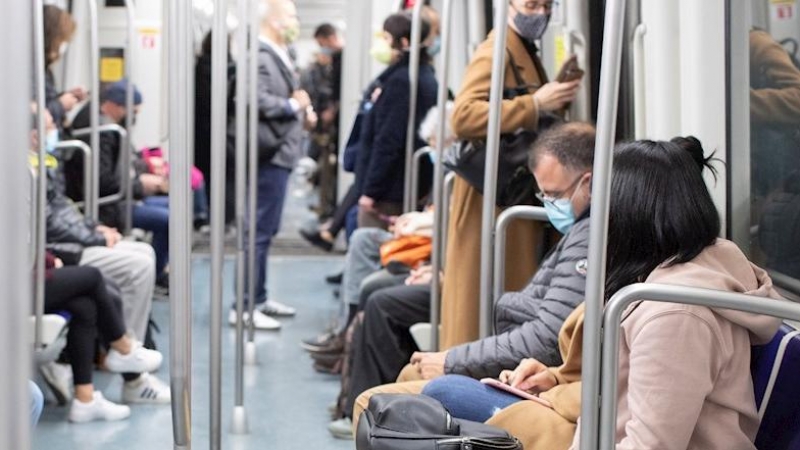 Viajeros en el metro de Barcelona este lunes