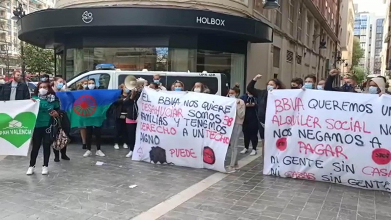 Familias de la Pobla de Vallbona (Valencia) reclaman un alquiler social para evitar su desahucio