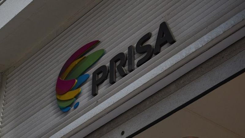 El logo del Grupo Prisa enla entrada de su sede en la Gran Vía de Madrid. E.P./Jesús Hellín