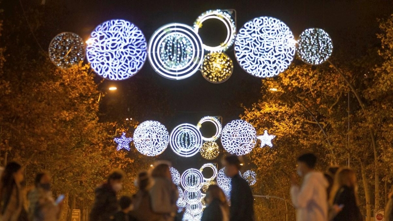 Barcelona ha dado este jueves la bienvenida a la campaña navideña con un espectáculo dirigido por Sol Picó llevado a cabo en la plaza del Born previo paso al encendido del alumbrado, al que este año se han destinado un 65 % más de recursos.