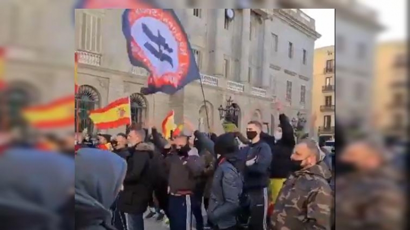 Imagen de la final de la manifestación de Vox en Barcelona, donde había banderas nazis.