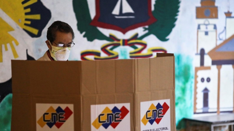 Un hombre emite su voto en Caracas, Venezuela