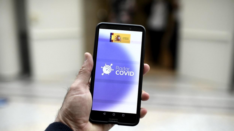 Una persona utiliza desde su teléfono móvil la aplicación ‘Radar Covid’. E.P./Óscar Cañas