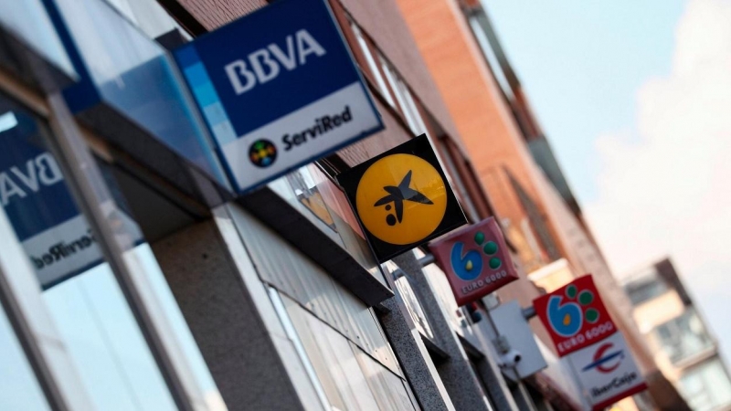 Varias oficinas bancarias en una calle de Madrid. . REUTERS/Sergio Perez.