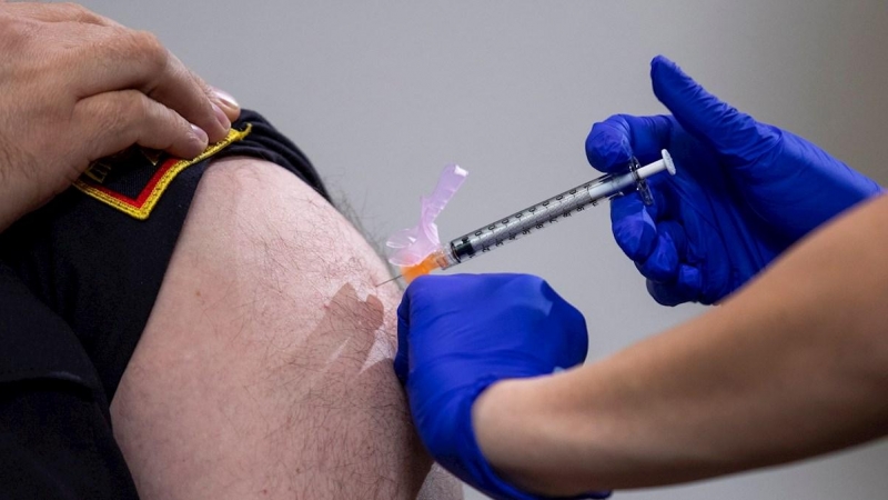 La enfermera Corie Robinson administra la vacuna Pfizer-BioNTech contra el coronavirus al integrante del Sistema de Emergencia Médica Joseph Papariello, en un ejercicio de vacunación este jueves en el centro médico Capitol Hill de Washington.