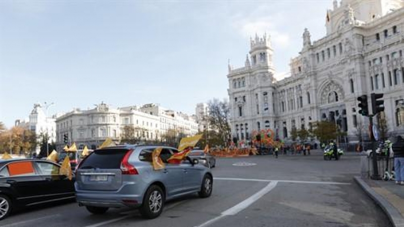 Varios coches circulan por la Plaza de Cibeles durante una manifestación contra la reforma educativa conocida como Ley Celaá, en Madrid.