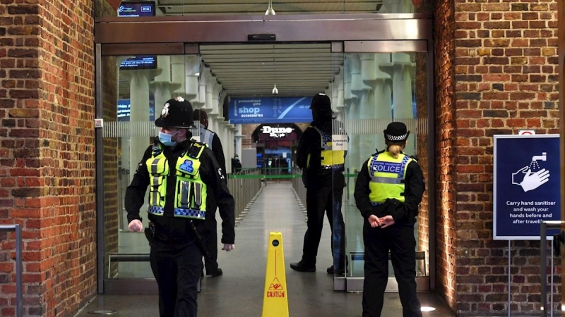Agentes de Policía en la entrada de la estación Kings Cross St.Pancras del Eurostar en Londres.