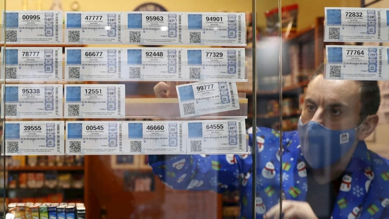 Vista de una administración de lotería este lunes en el centro de Oviedo. Asturias.