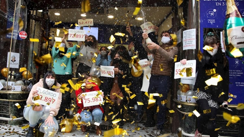 Loteros de la administración de 'Doña Manolita' de Madrid festejan haber vendido décimos del premio gordo que ha recaído en el número 72.897.