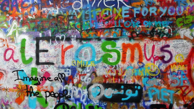 Los estudiantes Erasmus han dejado su huella también en 'El Muro de John Lennon', en Praga.
