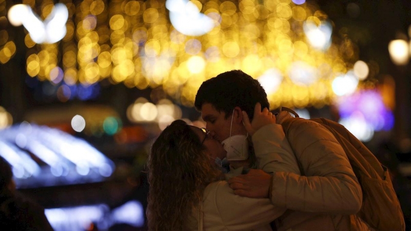 Una pareja se besa en el centro de Barcelona este lunes.