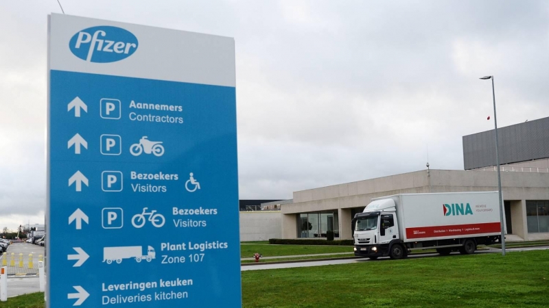 Un camión refrigerado sale de las instalaciones de la farmacéutica Pfizer, en la localidad belga de Puurs.