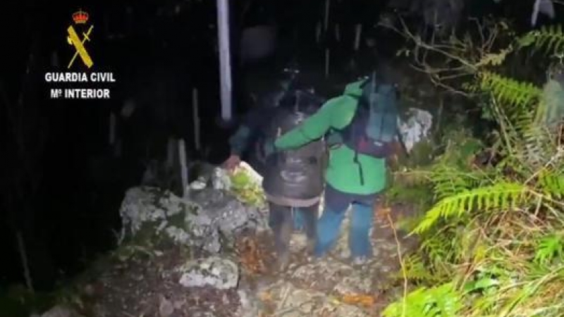 Imagen del rescate de una familia perdida en una ruta de montaña en Cantabria.