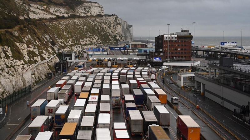 26/12/2020. Cientos de camiones esperando una salida por el canal de la Mancha. - EFE