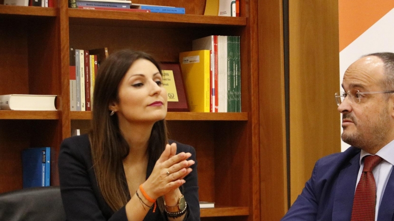 Ka portaveu de Cs, Lorena Roldán, amb el president del PPC, Alejandro Fernández, en una reunió al Parlament fa uns mesos.