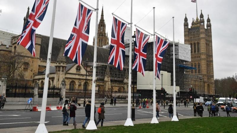 Banderas británicas junto al Parlamento en Londres.