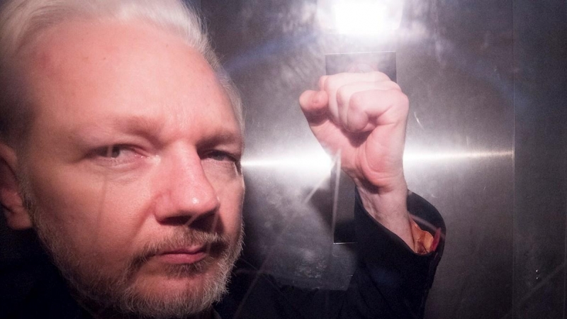 01/05/2019. El fundador de WikiLeaks, Julian Assange, hace gestos en una camioneta de la prisión, mientras sale de Southwark Crown Court en Londres. - EFE