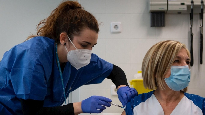 Una enfermera pone una vacuna en el CAP Montenegre de Barcelona donde hoy ha comenzado el proceso de administración de la vacuna de Pfizer a profesionales sanitarios.