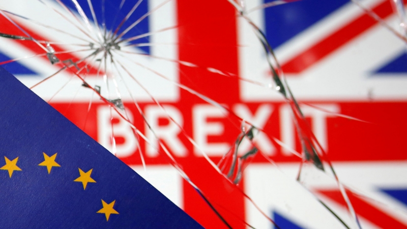 31/12/2020. Ilustración de la bandera británica tras vidrios rotos sobre la insignia de la Unión Europea. - Reuters