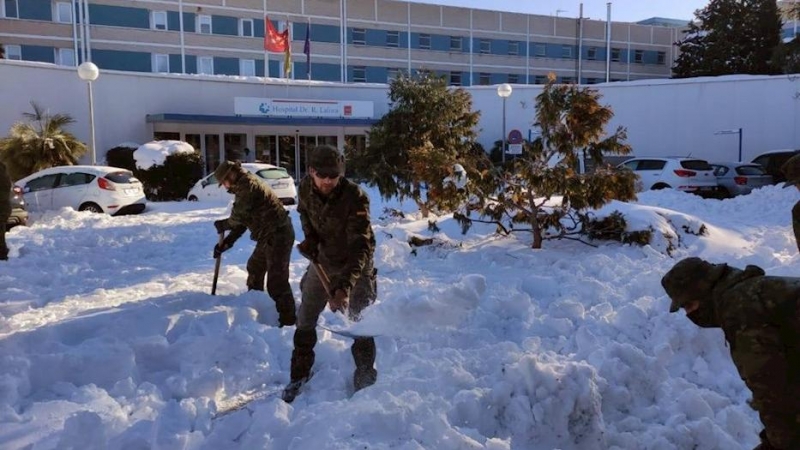 Efectivos del ejército de El Goloso retiran la nieve acumulada en los accesos del hospital Dr. R. Lafora, un centro situado en la zona norte de la Comunidad de Madrid que atiende a pacientes que precisan hospitalización psiquiátrica breve.