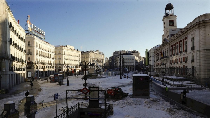 Vista de la nieve que permanece en la Puerta del Sol este martes en Madrid donde los colegios permaneces cerrados los , supermercados desabastecidos y los hospitales intentando recuperar la normalidad tras días de aislamiento por el temporal Filomena, cuy
