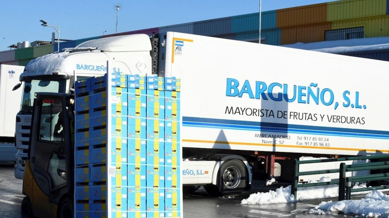 Llegada de camiones cargados de suministros a Mercamadrid que recupera la actividad tras el temporal Filomena, este martes.