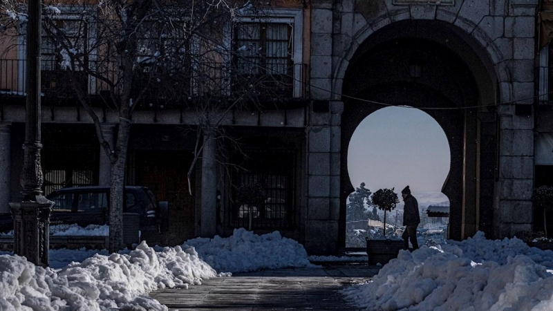 Un hombre camina entre la nieve acumulada en Toledo donde hoy se han registrado -10 grados bajo cero .