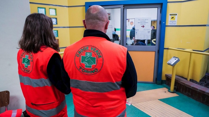 Sanitarios italianos espera para ser vacunados contra la covid en un hospital de Turín.