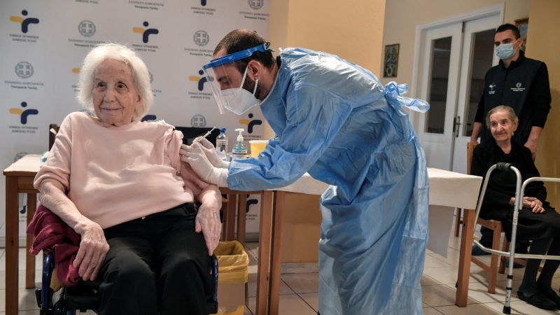 Una anciana recibe una vacuna contra la enfermedad del coronavirus (COVID-19) en un hogar de ancianos en Atenas.