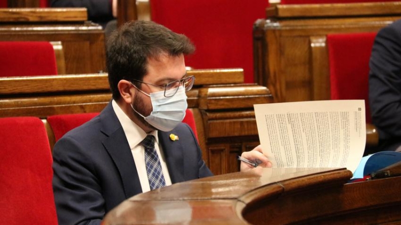 El vicepresident amb funcions de president, Pere Aragonès, durant la sessió de la Diputació Permanent del Parlament d'aquest dimecres revisant documentació al seu escó.