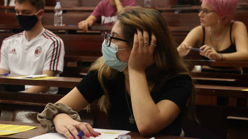 Pla curt d’una estudiant escoltant les indicacions abans de començar les PAU a la Facultat d’Economia i Empresa de la UB.