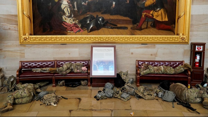 Miembros de la Guardia Nacional duermen en los pasillos del Capitolio antes del debate sobre el juicio político a Donald Trump.