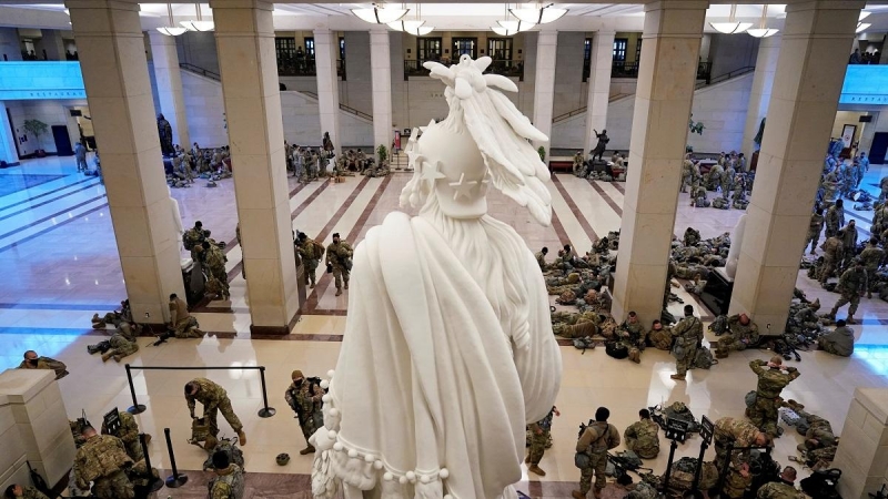 Miembros de la Guardia Nacional en el vestíbulo del Capitolio.