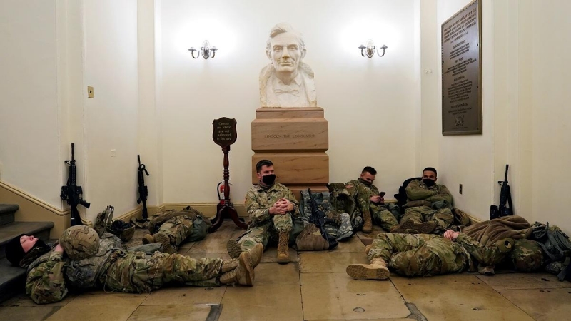 Miembros de la Guardia Nacional descansan en el interior del Capitolio.