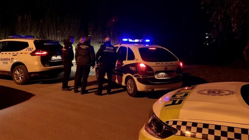 Las fuerzas y cuerpos de seguridad que buscan al presunto atacante de dos mujeres a las que hirió de gravedad al arrojarles ácido este martes en Cártama (Málaga), entre ellas su exnovia, han detectado su coche circulando por la carretera A-45 en sentido h