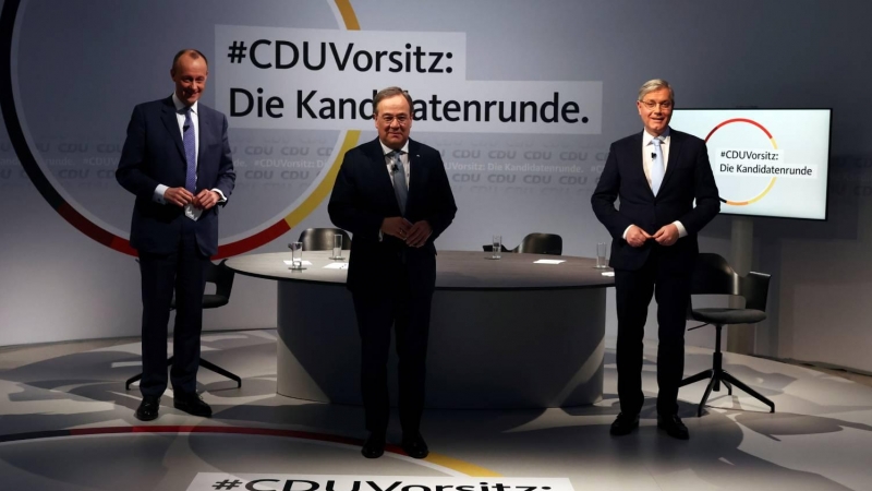 Los candidatos a liderar la CDU en Alemania, Friedrich Merz, Norbert Roettgen and Armin Laschet, en un debate televisado en la sede del partido en Berlín.