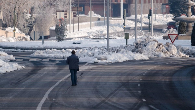 Un hombre camina entre la nieve este jueves por la ciudad de Toledo.