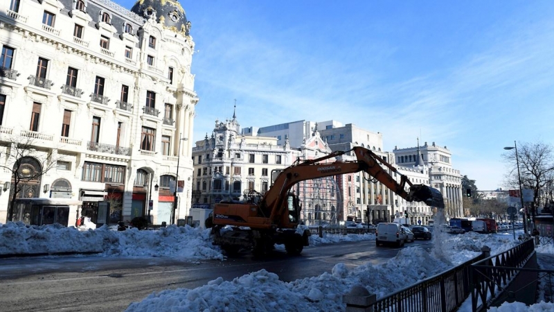 Vista de una grúa en los trabajos de limpieza de la nieve acumulada por la borrasca Filomena en la calle Alcalá en Madrid, este viernes.