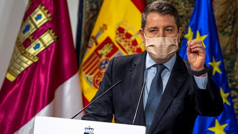 18/01/2021.- El presidente de Castilla-La Mancha, Emiliano García-Page, ofrece una rueda.