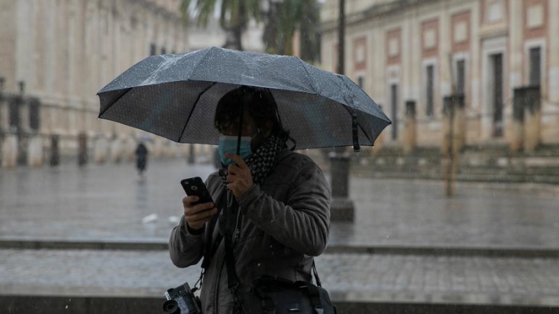 Lluvia y mujer con paraguas