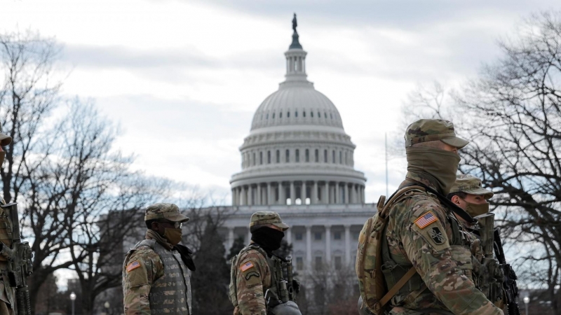 Miembros de la patrulla de la Guardia Nacional cerca del edificio del Capitolio de EE. UU. Antes de la inauguración del presidente electo de EE. UU. Joe Biden