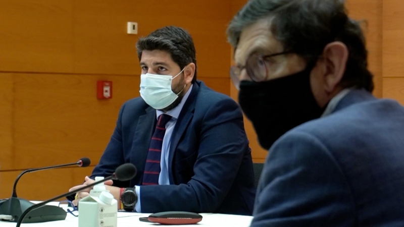 El consejero de Salud de Murcia dimite tras su polémica vacunación
