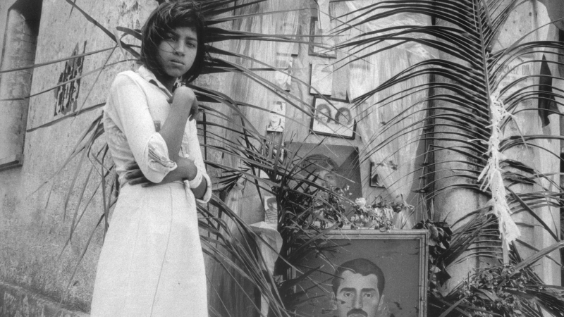 Homenaje en Diriamba (Nicaragua) a un familiar caído en combate, en 1986.