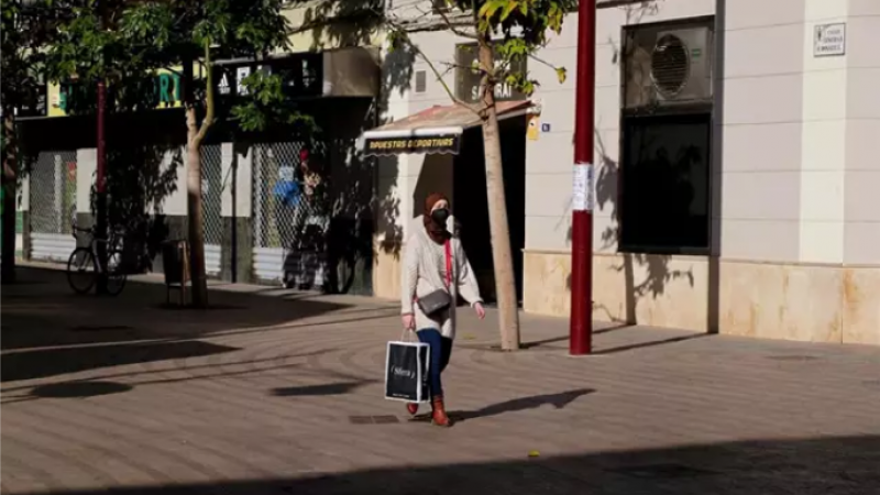 Una mujer pasea por las calles de Melilla.