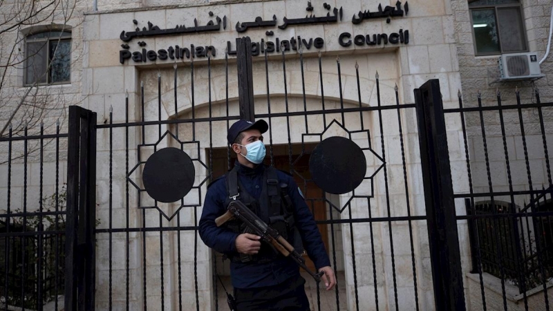 Un policía palestino monta guardia junto al edificio del Consejo Legislativo en la ciudad cisjordana de Ramallah.