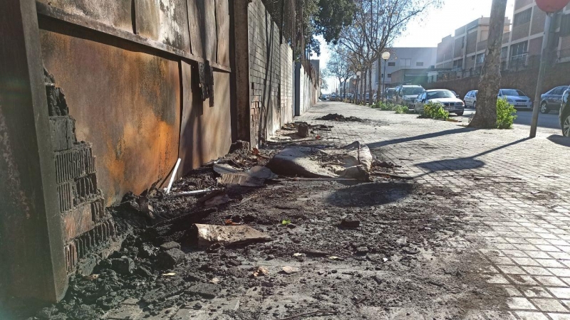 Restes d'una foguera que els veïns del barri de Sant Roc utilitzen per escalfar-se per les nits.