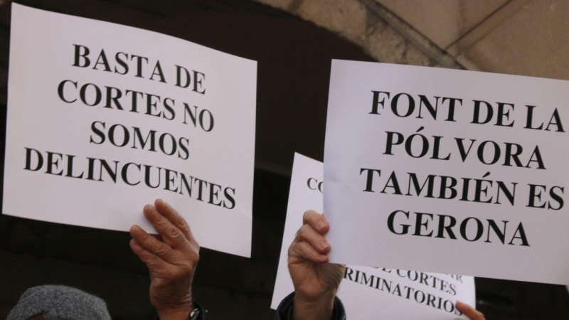 Dues pancartes dels veïns de Font de la Pólvora queixant-se a l'ajuntament de Girona aquest divendres 8 de gener de 2021.