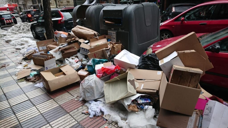 Basura en la calle de Castelló, en el barrio Salamanca (Madrid).