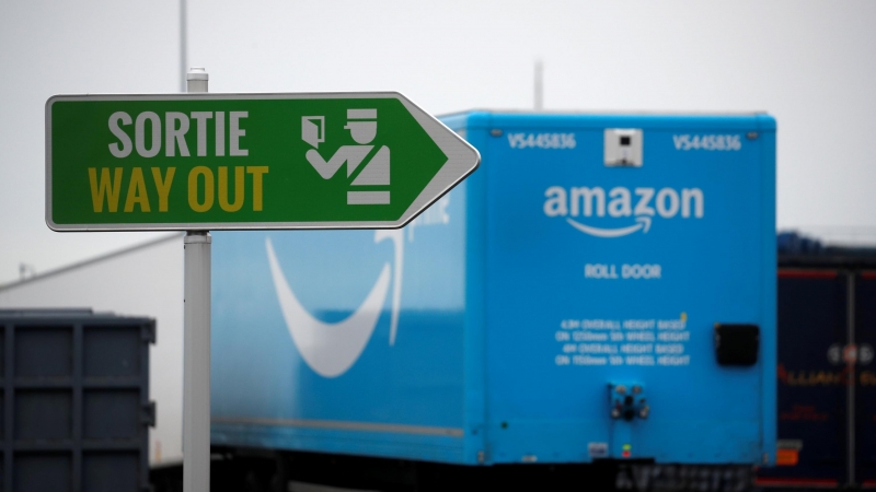 21/01/2021. Camiones de remolque con productos de compras online esperando los controles aduaneros en el puerto de Cherburgo, en Francia. - Reuters